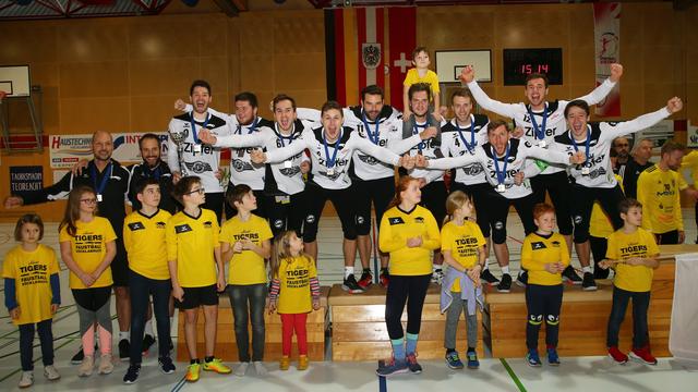 Groß war der Jubel beim Team der Union Tigers Vöcklabruck nach dem Gewinn der Silbermedaille im Champions Cup. Hunderte Zuschauer in der Bezirkssporthalle jubelten mit. | Foto: Helmut Klein