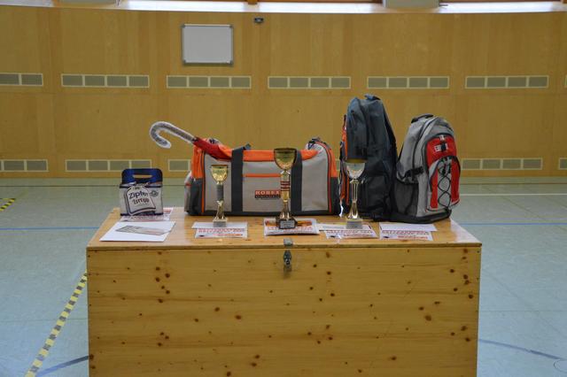 Jede Mannschaft erhielt auch heuer einen Sachpreis.
Der Hauptpreis war wieder die "Ripperlpartie beim Hofwirt"