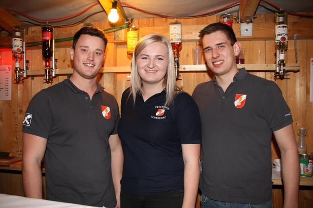 Feuerwehr-Bar: Matthias Schinwald, Julia Staffl, Florian Schinwald.