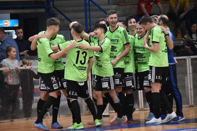 Die Stegersbacher Kicker bejubeln den Sieg im Penaltyschießen.
