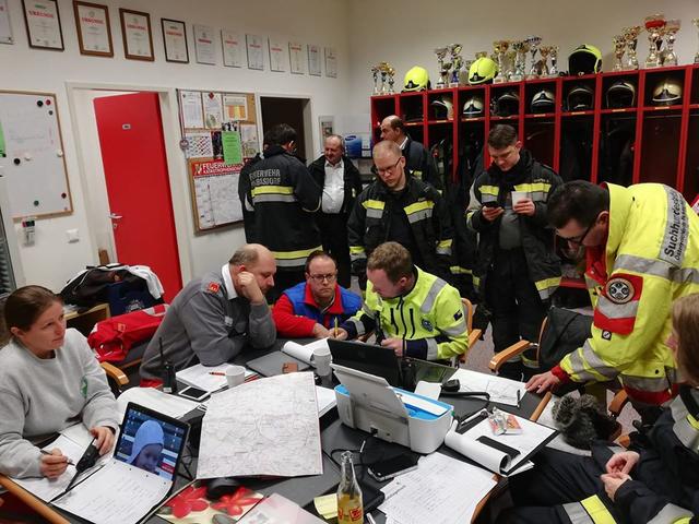 Bei der Einsatzlagebesprechung in Parbasdorf