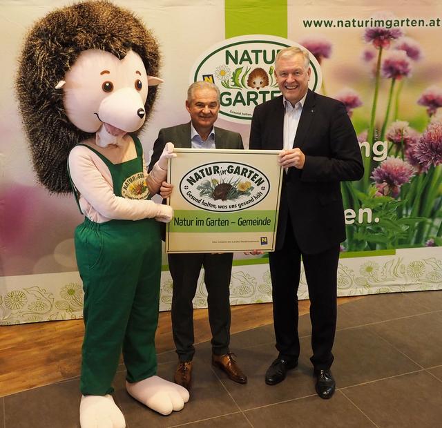 Igel "NiG" mit Bürgermeister Karl Grammanitsch und Landesrat Martin Eichtinger.