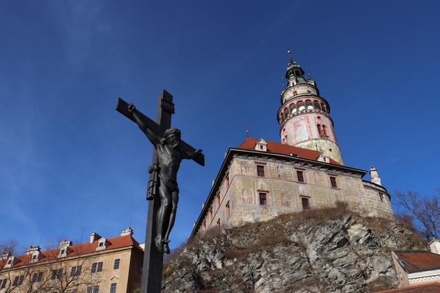 Wenn man über eine Holzbrücke geht, steht mittig ein herrliches Kreuz und der Blick zum alten Schloss (13 JH)ist sowieso immer ein Genuss.