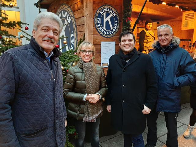 Thomas Streibl (li.) und Schatzmeister Reinhard Span (re.) überreichten die finanzielle Hilfe an die Hospizbewegung Bad Ischl.