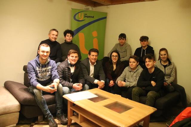 Gruppenbild mit Gästen: Treffen der Landjugend Gobelsburg-Zeiselberg im Alten Bäckerhaus. Vordere Reihe von links: Lukas Bull, Karl Daschl jun., Bürgermeister Harald Leopold, Katja Lehner, Severin Zeller und Tobias Trybus. Hintere Reihe von links: Gemeinderat Harald Zeller, Lorenz Dietz, Jan Ogertschnig, Florian Gausterer und Magdalena Polsterer.