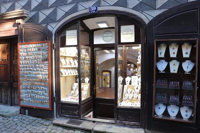 Goldene Geschmeide gibt es natürlich auch, edel eingebunden und im urig schönen, alten Geschäft.