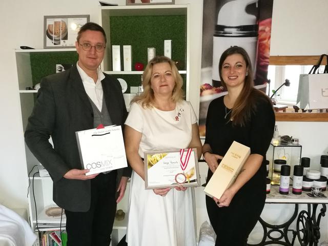 Inhaberin Sonja Tomsits (Mitte) mit Tochter Viola und Wirtschaftskammer-Regionalstellenleiter Thomas Novoszel.