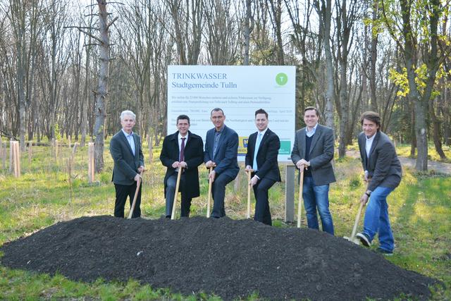 Beim Spatenstich zum Wasserleitungsbau Tulbing mit beiden Landtagsabgeordneten Christoph Kaufmann und Bernhard Heinreichsberger sowie beide Bürgemeister Peter Eisenschenk aus Tulln und Thomas Buder aus Tulbing.

 | Foto: Stadtgemeinde Tulln