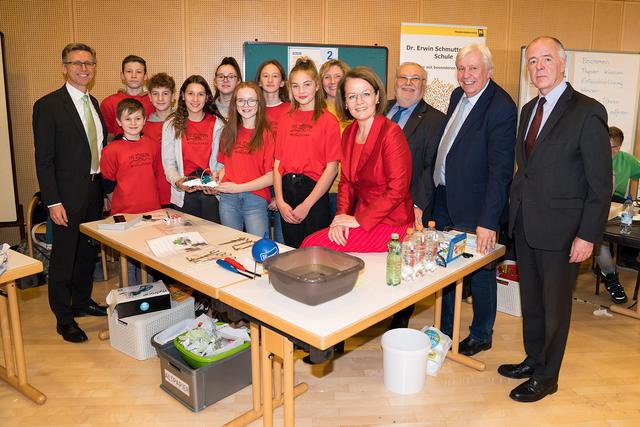 Helmut Schwarzl, Obmann der Chemischen Industrie Niederösterreichs mit Schülerinnen und Schülern der NMS Zöbern, Bildungslandesrätin Christiane Teschl-Hofmeister, WKNÖ-Vizepräsident Josef Breiter, NÖ Bildungsdirektor Johann Heuras und Veit Schmid-Schmidsfelden, Obmann der Metalltechnischen Industrie Niederösterreichs.