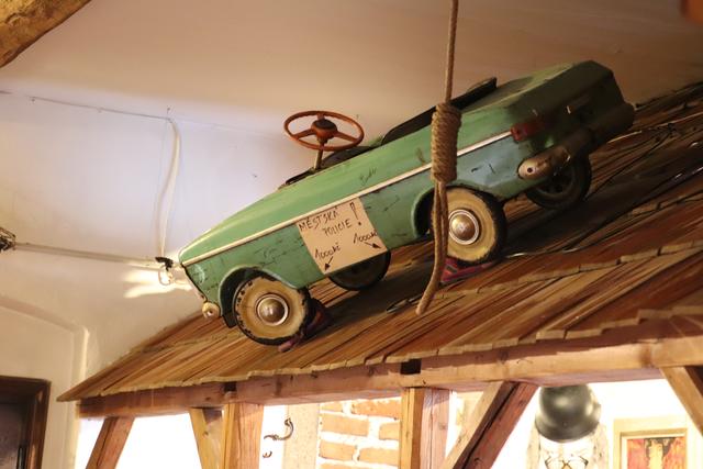 Im Lokal befand sich auch dieses alte "Gefährt". Beim genaueren hinsehen sieht man unter den Rädern Kinderschuhe...als Stop..., was der Galgen zu bedeuten hat???..