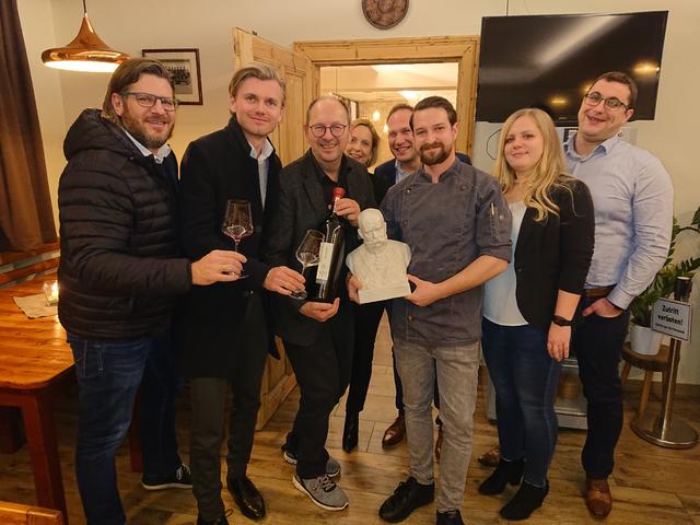 Stefan Türk, Oswald Steinbauer, Gastgeber Michael Herget, Anwältin Alexandra Ehrenhöfer, EDV-Profi Manfred Heger, Küchenchef Patrick Gersthofer sowie Musik-Profi Johannes Tremel mit seiner Lisa.