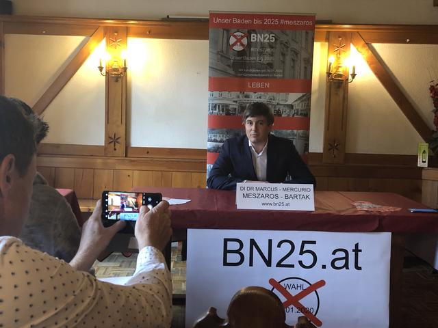 Wahl-Pressekonferenz von Marcus Meszaros-Bartak im Badener Weilburghof. Er gründete die Bürgerliste BN25
