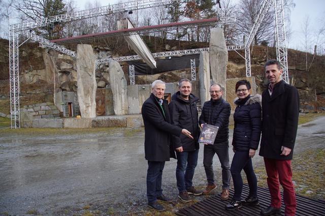 Karl Lindorfer, Max Jauker, Reinhold List, Elisabeth Höfler und Norbert Huber vor der Bühne im Eventsteinbruch s´´ ´Stoareich in Aigen- Schlägl, wo am 18. Juli um 20 Uhr die Open Air Operette "Der Obersteiger" von Carl Zeller Premiere hat.