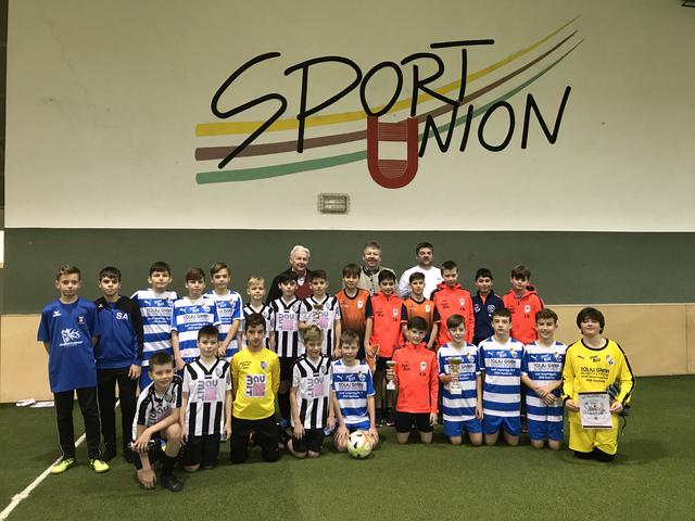 Ortsvorsteher Franz Vinzens, Bürgermeister Thomas Grießl und Organisator Markus Hirtl mit Spielern der U13.