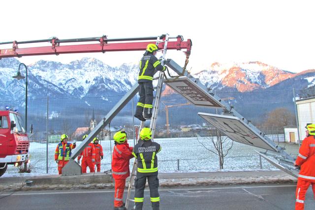 Aufräumarbeiten nach der Kollision auf der Bad Goiserer Ortsumfahrung.