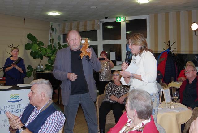 Herbert Oth bekommt als Dank für seine 500-Eurospende ein Maskottchen von Mag. Andrea Prantl überreicht