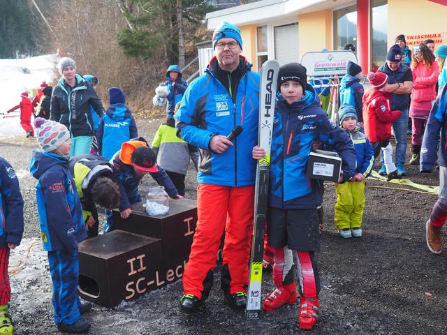 Glückskind des Tages: Samuel Gerber vom WSV Höfen gewinnt mit Losglück ein Paar Renn-Ski der Marke HEAD.