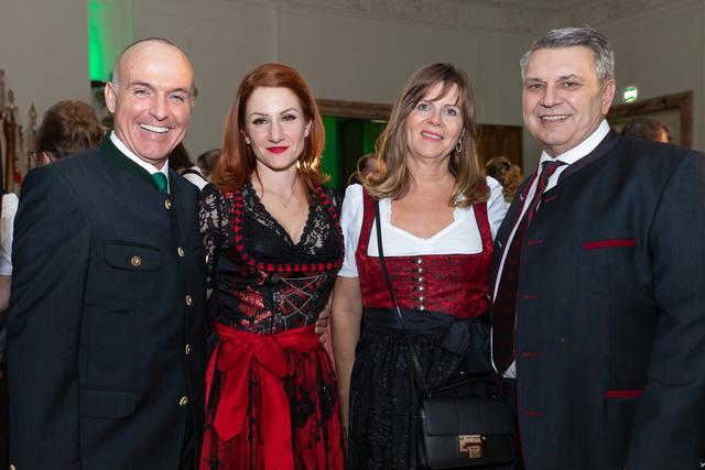 Auch die GKB war am Steirerball: Gerald Klug (l.) und Franz Weintögl (r.) in Begleitung | Foto: Verein der Steirer in Wien/Ludwig Schedl