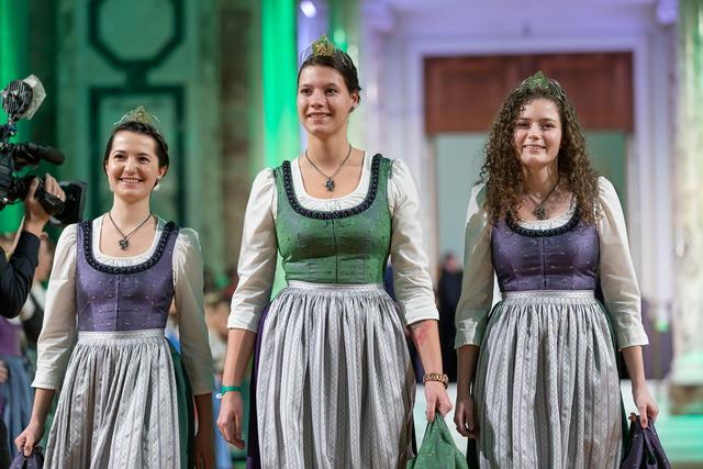 Die steirischen Weinhoheiten Beatrix, Katrin I. und Lisa (v.l.) | Foto: Verein der Steirer in Wien/Ludwig Schedl