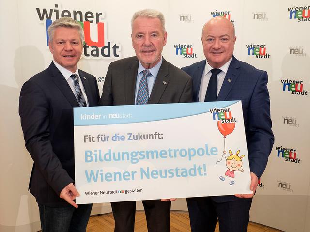 Rainer Mock (Magistrat Wiener Neustadt/Geschäftsbereichsleiter Soziales, Gesellschaft und Sport), Bürgermeister Klaus Schneeberger und Erster Vizebürgermeister Bildungsstadtrat Christian Stocker.