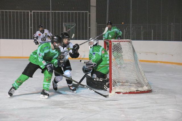 Wenig Chancen hatten die Pinguine aus Wattens gegen die starke EHC Mils/ ESV Vomp. | Foto: Fotos: Walpoth