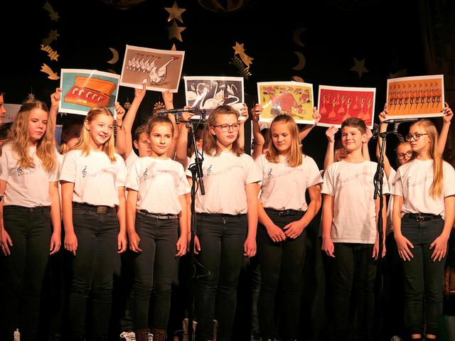 Die Schülerinnen und Schüler der Musik-NMS Eibiswald ersangen nicht weniger als 2.729,71 Euro für "Schule Äthiopien".