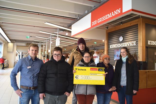 Andreas Zotz (Bereichsleiter Einkaufszentrum), Philipp Burkus, Sebastian Sieß, Sigrid Plörer, Dora Kurz und Michaela Hummel (v.li.) bei der Spendenübergabe im Einkaufszentrum.
