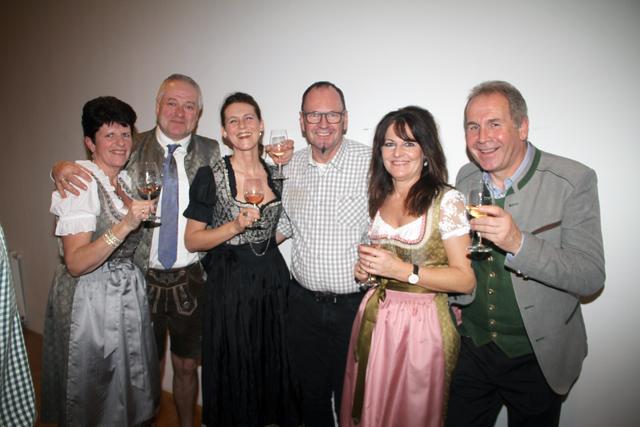 Fast ein deja vu: Diese Gruppe rund um Eva und Hannes Ehn war fast gleich auch voriges Jahr an der Weinbar anzutreffen.