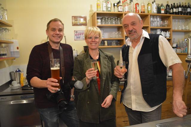 Der Fotograf Theo Kust mit den Gastwirten Ursula Zechner und Johann Berger.