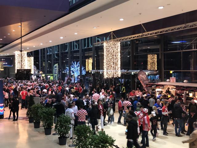 Während in der Stadthalle noch das Match Weißrussland gegen Montenegro lief, stimmten sich die kroatischen Fans auf das Abendspiel ein. | Foto: KK
