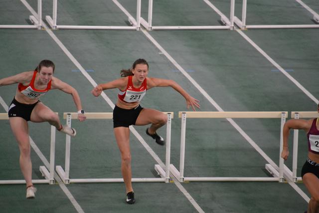 Anja Dlauhy auf dem Weg zu einer neuen Bestleistung über 60 Meter Hürden.
