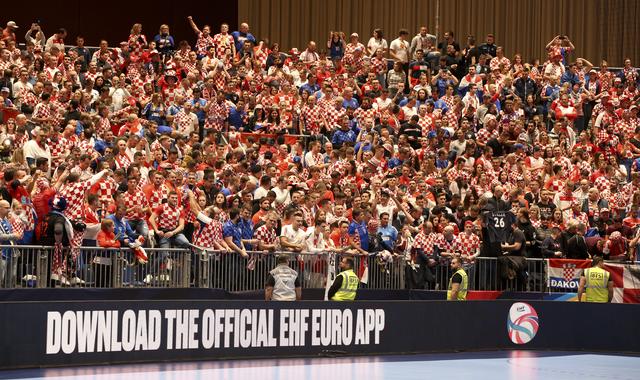 Eine Wand in Weiß-Rot-Blau: Die kroatischen Fans brüllten ihr Team zum dritten Sieg.