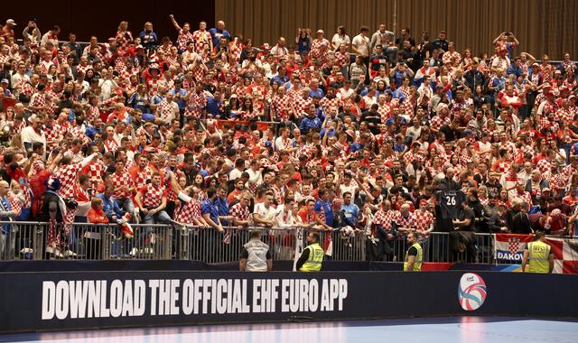 Eine Wand in Weiß-Rot-Blau: Die kroatischen Fans brüllten ihr Team zum dritten Sieg. | Foto: GEPA