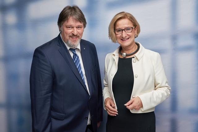 Bürgermeister Walter Grosser mit Landeshauptfrau Johanna Mikl-Leitner.