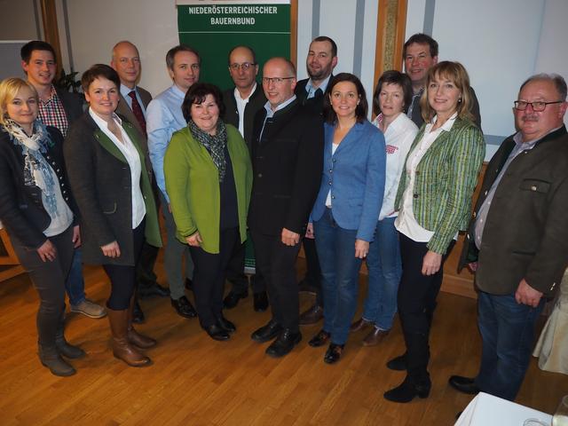 Gut aufgestellt für die Landeskammerrats-Wahl im Bezirk St. Pölten:
Barbara Kaiblinger, Andreas Senninger, Andrea Wagner Felix Montecuccoli, Robert Strohmaier, Maria Brandl, Anton Hieger, Anton Kaiblinger, Fritz Prammer, Doris Schmidl, Maria und Karl Braunsteiner, Rowitha Hollaus, Franz Gunacker | Foto: van Veen