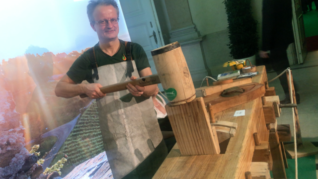 Die Aibler Ölpresse zeigte Kürbiskernölpressen wie früher. | Foto: Michl