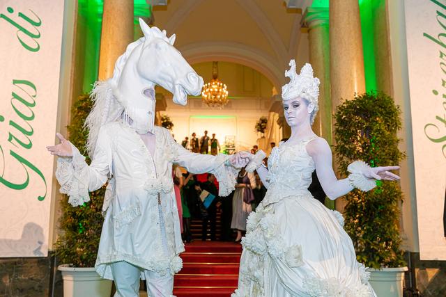 Repräsentierten die Lipizzanerheimat: ein tierisches Paar ganz in weiß | Foto: Verein der Steirer in Wien/Ludwig Schedl