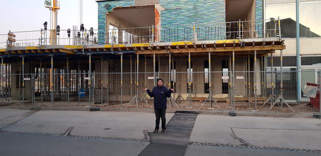 Dominic Schlatter vor der Stadthallen-Baustelle