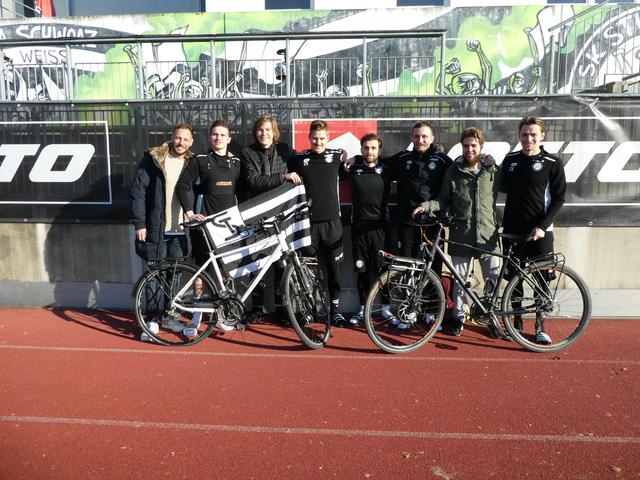 Besuch in Messendorf nach der Heimkehr der Radler: Martin Ehrenreich, Tobias Schützenauer, Elias, Thorsten Röcher, Philipp Huspek, Jakob Jantscher, Fabio und Stefan Hierländer (von links).