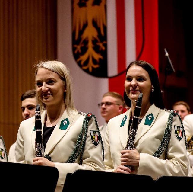 Zwei Hinterstoderinnen spielen bei der Militärmusik Oberösterreich die Klarinette.
