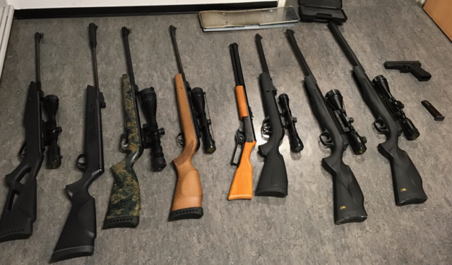Nachdem gegen den Beschuldigten ein aufrechtes Waffenverbot besteht, stellten die Polizisten sämtliche Waffen aus der betreffenden Wohnung in Maxglan sicher.