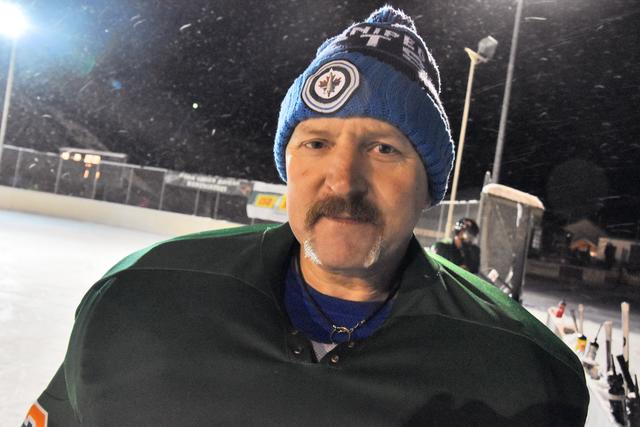 Sektionsleiter im USC Ramingstein, Adi Steinwender. Seine Jungs spielen in einer für sie noch etwas zu mächtigen Liga: der Division I des Salzburger Eishockeyverbandes. Sie geben aber nicht auf, sie geben ihr Bestes.
