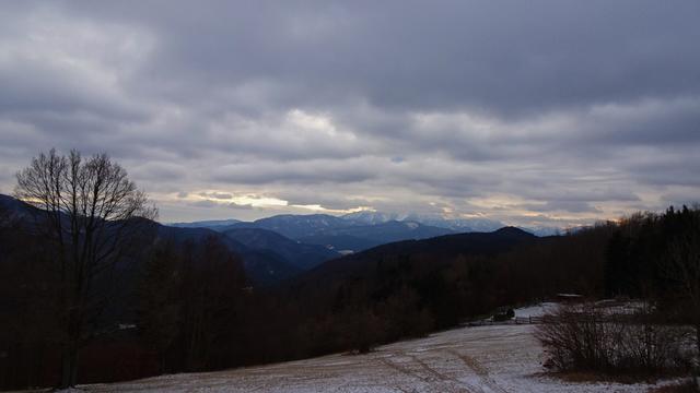 Beim Waxeneckhaus angekommen, ... mit Blick auf die Gutensteiner Alpen und zum Schneeberg sowie geballte Wolkenformationen am Himmel! ... 