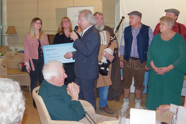 Bürgermeister Franz Pennauer überreicht den Spendenscheck an  Daniela Bauer (links) und Denise Matzinger