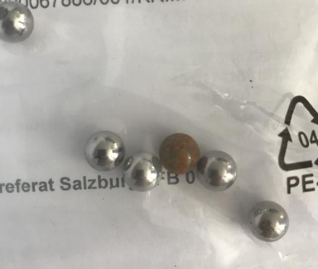 Die sichergestellten Kugeln, mit denen auf fahrende Fahrzeuge geschossen wurde.