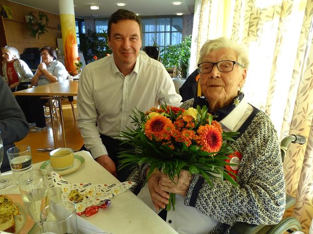 Bgm. Jochen Bocksruker gratulierte der Jubilarin sehr herzlich.