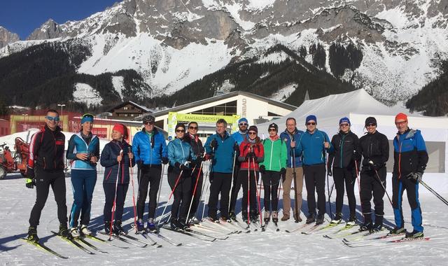 Langlauf Weltmeister Lois Stadlober (5. von rechts) schaut immer vorbei, wenn die Instruktoren der Waldinger Naturfreunde in Ramsau trainieren.