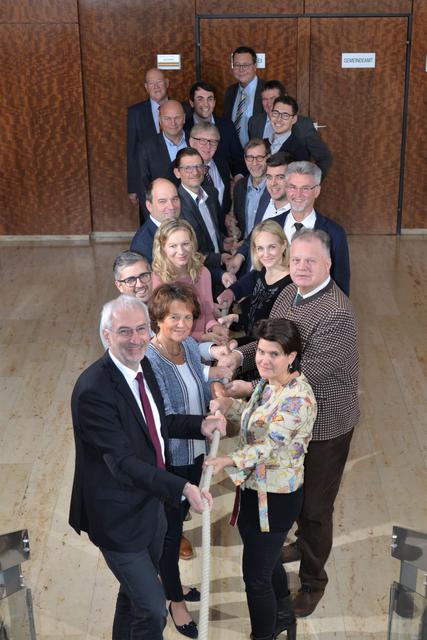 (Im Uhrzeigersinn) Bgm. Rudi Schütz, Andrea Strobl, Alexander Sterkl, Magdalena Stockinger, Peter Kreimel, Markus Rehberger, Lorenz Sterkl, Roman König, Ernst Redlingshofer, Alfred Stöber, Markus Bleyer, Anton Sieder, Dominic WALTER, Ferdinand Böckl, Jakob Hoffmann, Franz Schütz, Elisabeth Müllner, Josef Schaberger und Gabriele Bamberger.