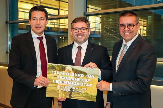 Landesrat Ludwig Schleritzko, LAbg. Manfred Schulz und LAbg. Kurt Hackl präsentieren das Bauprogramm für Mistelbach