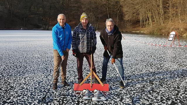 Freigabe des Kreuzberglteichs: Sportreferent Vize-Bürgermeister Jürgen Pfeiler, Fischerwirt Peter Rulofs und Christian Jochum (DS Sport)